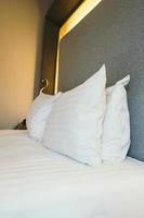 cuscini bianchi sul letto foto