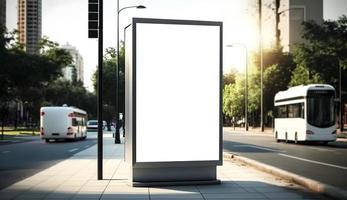 vuoto spazio annuncio pubblicitario asse, vuoto bianca cartello su ciglio della strada nel città, verticale vuoto tabellone modello a ciglio della strada foto