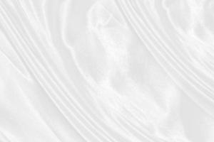 bianca seta strutturato stoffa sfondo, primo piano di increspato raso tessuto con morbido onde. foto