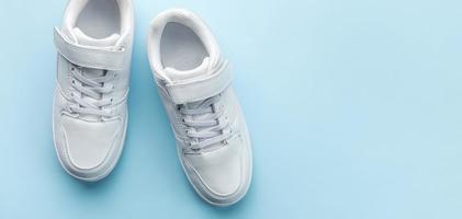 bianca scarpe da ginnastica su un' blu sfondo. foto