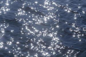 luce del sole nel blu onde di fiume foto