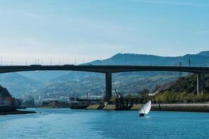 barca a vela su fiume nervosismo vicino bilbao, basco nazione, Spagna foto