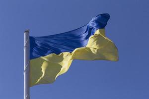 salutò ucraino stato bandiera su pennone foto