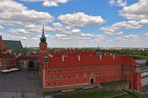 un' Visualizza a partire dal sopra di il varsavia vecchio città e il circostante edifici su un' estate giorno foto