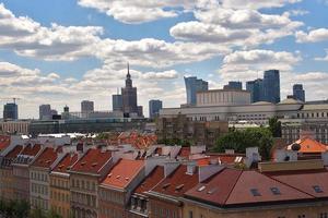 un' Visualizza a partire dal sopra di il varsavia vecchio città e il circostante edifici su un' estate giorno foto