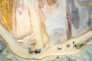 generativo ai illustrazione di un aereo panorama di un antracite carbone il mio, in mostra un' grande giallo estrazione camion raccolta rocce nel un Aperto fossa il mio foto