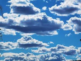struttura di bianca soffice nuvole su un' blu cielo durante un' caldo primavera giorno nel 2023 foto