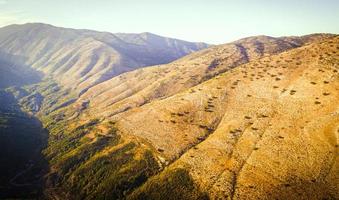 panorama drammatico mille dollari valli nel Albania a partire dal aereo prospettiva. escursioni a piedi e montagne nel Balcani. foto