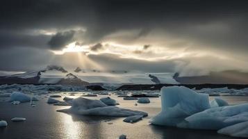 gratuito foto bellissimo jokulsarlon ghiacciaio laguna nel Islanda, con sole travi a partire dal un' buio nuvoloso cielo, generat ai