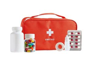 primo aiuto kit Borsa rosso colore con droga isolato su bianca sfondo con ritaglio sentiero, Salute cura. foto