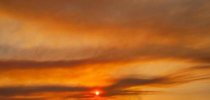 tramonto cielo caldo leggero nel il sera sfondo foto