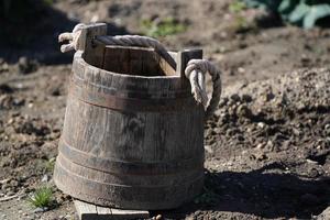 vecchio di legno secchio nel un' agricoltura campo foto