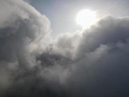 aereo Visualizza a il di spessore nube e sole foto