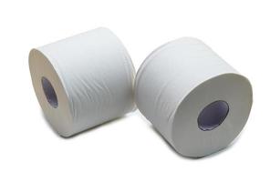 Due rotoli di bianca fazzoletto di carta carta o tovagliolo per uso nel gabinetto o toilette isolato su bianca sfondo con ritaglio sentiero foto