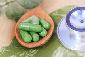 capsule di verde erbe aromatiche su cucchiaio. salutare mangiare per salutare vita. foto