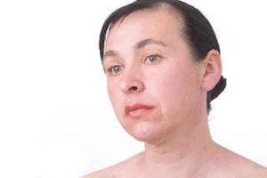 avvicinamento viso di un' maturo donna senza ritocco. segni di pelle invecchiamento dopo 40 foto