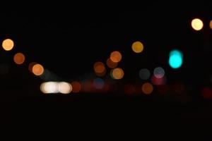 multicolore luci di il notte città. raggiante città strada a notte. foto