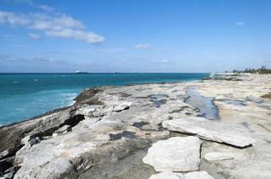 mille dollari bahama isola roccioso riva e carico navi foto