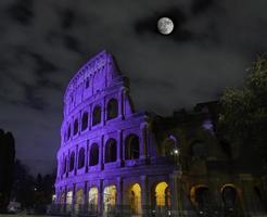 colosseo con pieno Luna foto