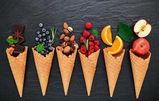 vari ingredienti per i gusti di gelato su sfondo di pietra scura foto