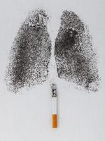 forma dei polmoni con polvere di carbone e sigaretta su sfondo bianco