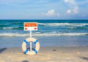 segnaletica di forti correnti sulla spiaggia foto