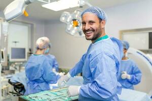 ritratto di chirurgo in piedi nel operativo camera, pronto per opera su un' paziente. africano americano femmina medico lavoratore chirurgico uniforme nel operazione Teatro. foto