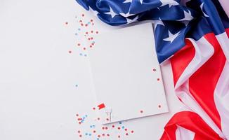 vuoto bianca telaio per modello design su americano nazionale bandiera bianca sfondo con decorazioni foto