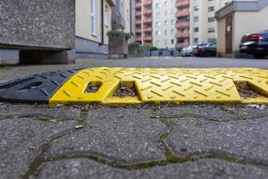 un' frenata soglia su un' strada foto