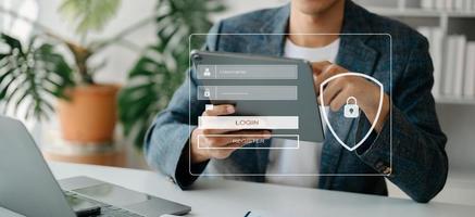 informatica sicurezza concetto, Accedere, utente, identificazione informazione sicurezza e crittografia, sicuro accesso per dell'utente personale informazione donna utilizzando inteligente Telefono e tavoletta nel ufficio foto