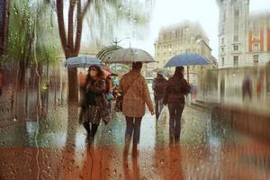 bilbao, vizcaya, Spagna, 2023 - persone con un ombrello nel piovoso giorni nel inverno stagione, bilbao, basco nazione, Spagna foto
