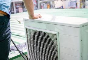 condensazione unità di un aria condizionatore su sfocatura tecnico spruzzatura acqua. aria condizionatore pulizia di un' uomo. aria condizionatore Manutenzione servizio a casa o ufficio. lavoratore Lavorando per AC Manutenzione. foto