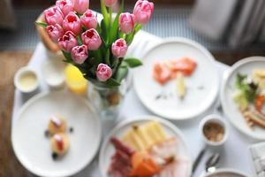 festivo prima colazione con rosa tulipani foto