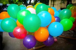 il colorato pieno di gas palloncini allegato per il filato siamo volare. foto