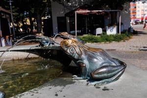 Fontana su il mercato piazza nel lebork Polonia con rane avvicinamento su un' estate giorno foto