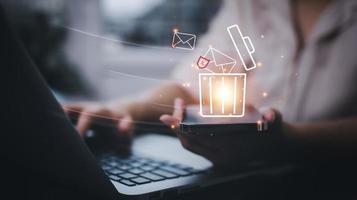 concetto di posta elettronica con computer portatile spam e virus monitor di computer concetto di sicurezza Internet, uomo d'affari touch bin mail con un laptop. spam, posta indesiderata ed e-marketing sullo schermo, avviso pop-up e-mail di spam. foto