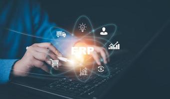 attività commerciale persone utilizzando un' il computer portatile con documento gestione per erp. impresa risorsa pianificazione concetto, impresa risorsa gestione erp Software sistema per attività commerciale risorse Piano presentata. foto