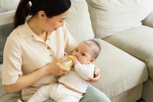 contento madre e figlio Immagine a casa foto