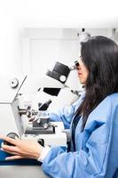 giovane femmina scienziato utilizzando un ultramicrotomo per rendere sezioni per il elettrone microscopio foto