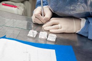 scienziato preparazione paraffina blocchi contenente biopsia fazzoletto di carta per sezionando. patologia laboratorio. cancro diagnosi. foto