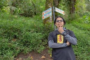 uomo avuto viaggio su il foresta andando per picco montagna su semarang centrale Giava. il foto è adatto per uso per avventura soddisfare media, natura manifesto e foresta sfondo.