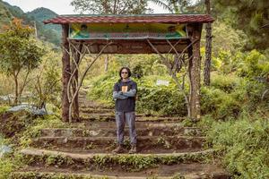 uomo avuto viaggio su il foresta andando per picco montagna su semarang centrale Giava. il foto è adatto per uso per avventura soddisfare media, natura manifesto e foresta sfondo.