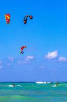 playa del carmen quintana roo mexico 2021 sport acquatici come kitesurf kiteboarding wakeboard playa del carmen mexico. foto