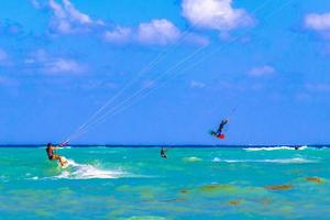 playa del carmen quintana roo mexico 2021 sport acquatici come kitesurf kiteboarding wakeboard playa del carmen mexico. foto