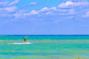 playa del carmen quintana roo mexico 2021 sport acquatici come kitesurf kiteboarding wakeboard playa del carmen mexico. foto