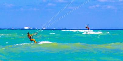 playa del carmen quintana roo mexico 2021 sport acquatici come kitesurf kiteboarding wakeboard playa del carmen mexico. foto