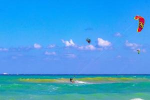 playa del carmen quintana roo mexico 2021 sport acquatici come kitesurf kiteboarding wakeboard playa del carmen mexico. foto