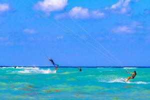 playa del carmen quintana roo mexico 2021 sport acquatici come kitesurf kiteboarding wakeboard playa del carmen mexico. foto