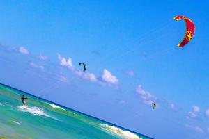 playa del carmen quintana roo mexico 2021 sport acquatici come kitesurf kiteboarding wakeboard playa del carmen mexico. foto