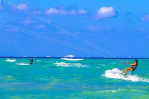 playa del carmen quintana roo mexico 2021 sport acquatici come kitesurf kiteboarding wakeboard playa del carmen mexico. foto